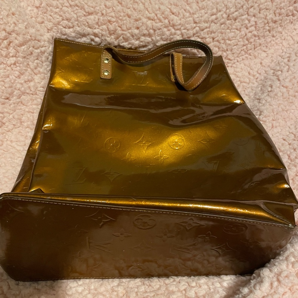 LOUIS VUITTON TOTE.. BRONZE VERNIS DESIGN. GREAT BAG Stored in a dust bag.